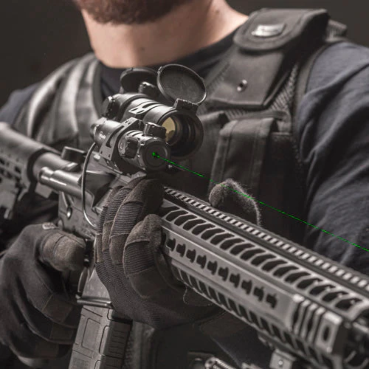 Mirino laser verde Firefield SpeedStrike montato su un fucile softair
