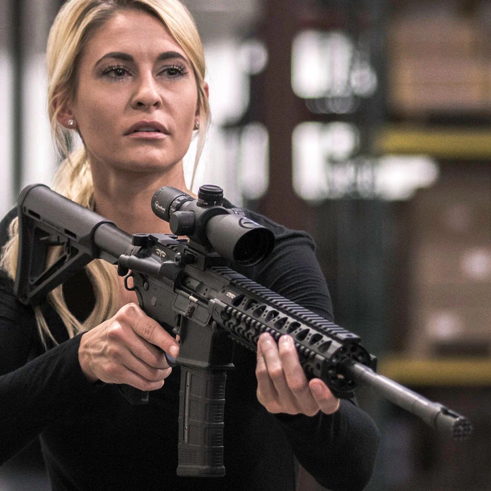 Ragazza_con_ottica_montata_sul_fucile_softair