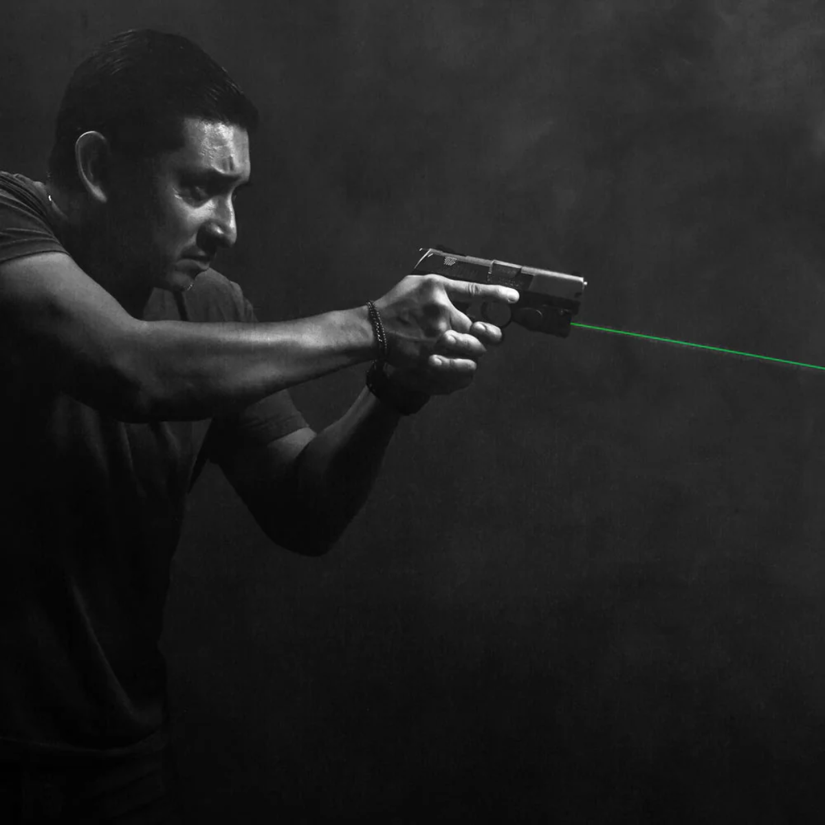 Ragazzo con mirino laser Montaggio del mirino laser verde Firefield BattleTek installato sulla pisrola softair