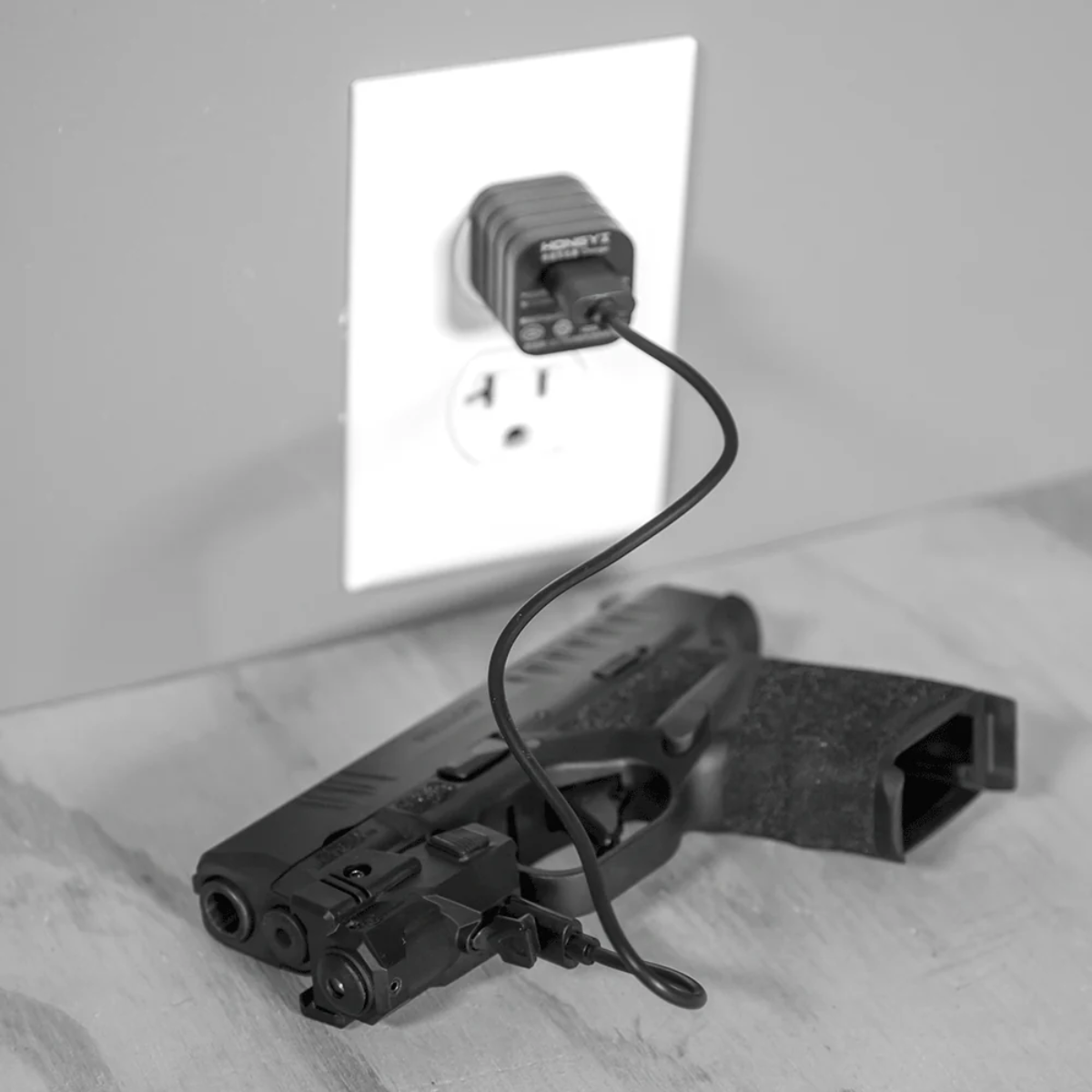 Immagine ambientata del mirino laser rosso Firefield BattleTek Subcompact in carica