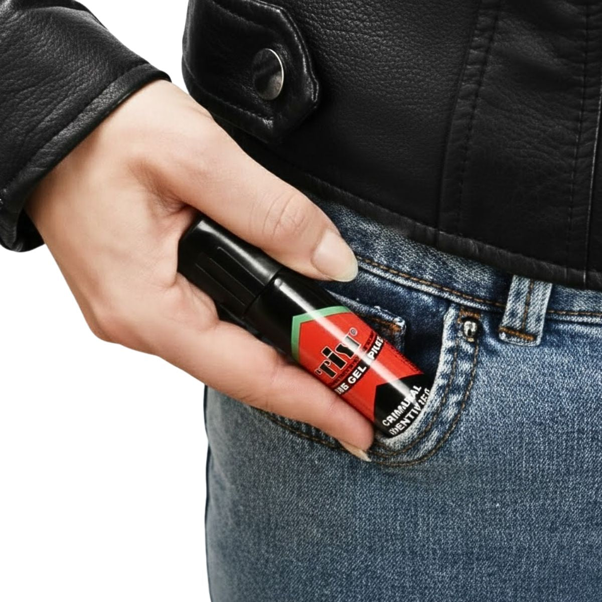 Ragazza che estrae dalla tasca lo spray antiaggressione Criminal Identifier 